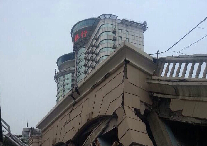 湖北一待拆大樓突然垮塌，萬向重物移動器進(jìn)行大量搬運(yùn)作業(yè)